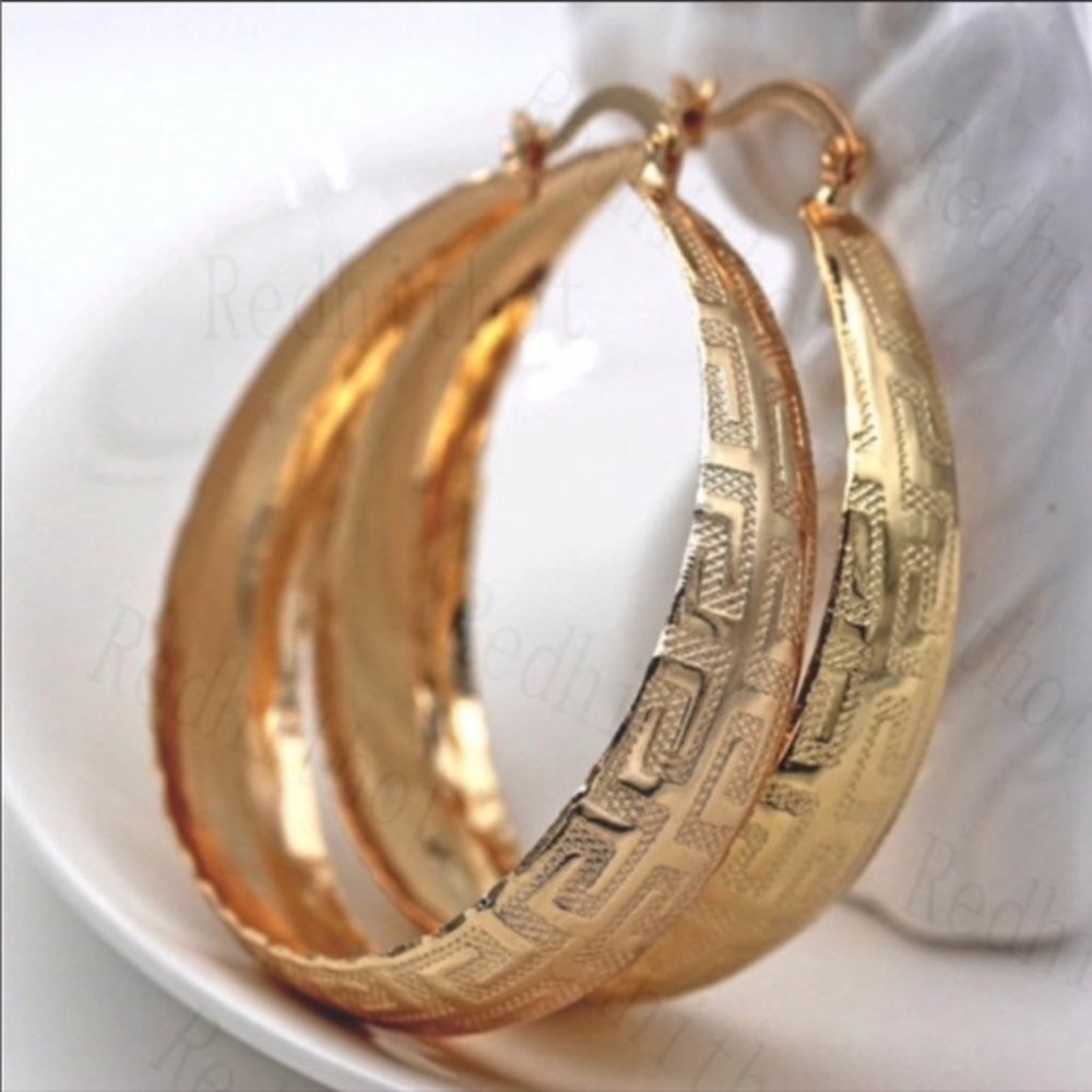 NEW 18K Gold Finish Design Hoop Earrings - Picture 2 of 4
